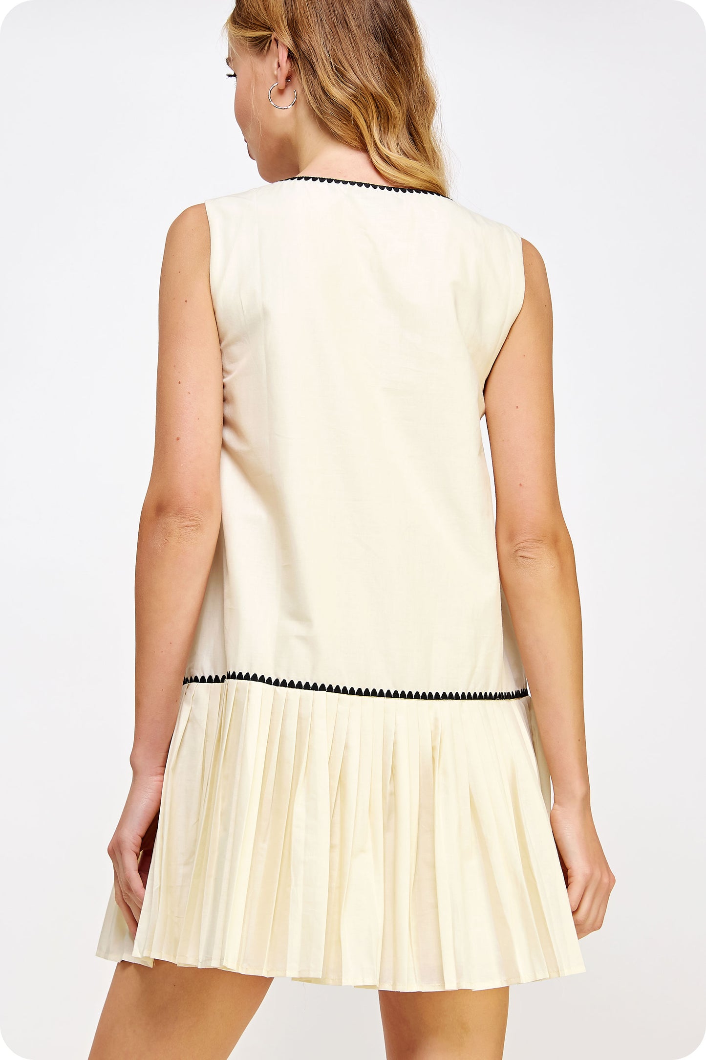 CONTRAST EMBROIDERED SLEEVELESS PLEATED MINI DRESS