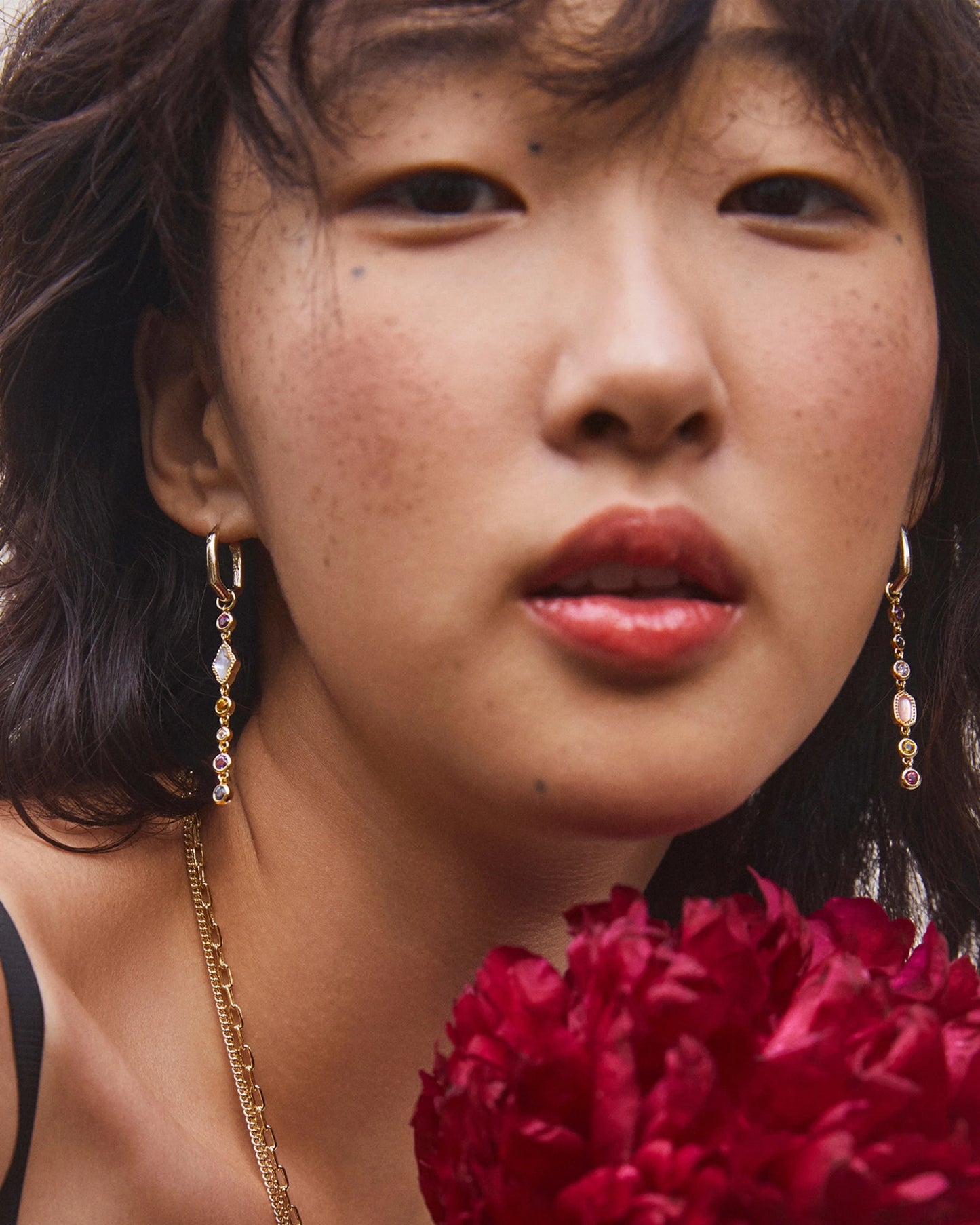 MINI ELISA ABBIE HUGGIE EARRINGS GOLD WHITE MIX