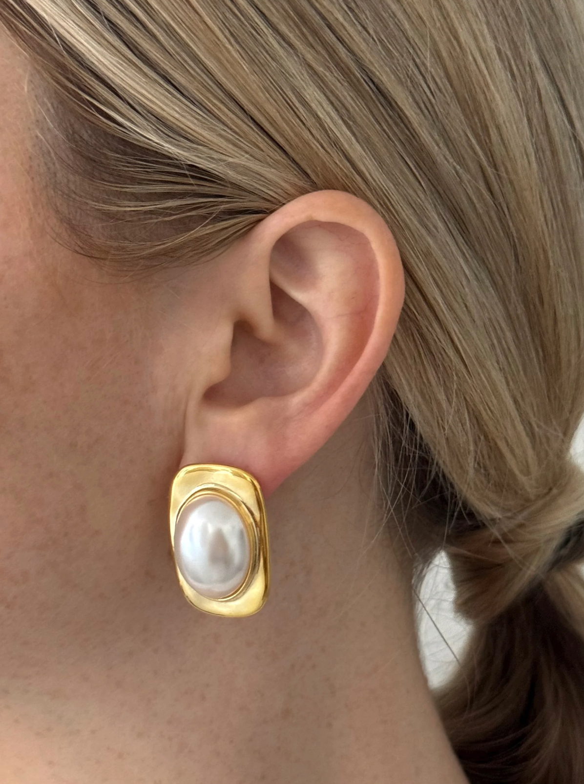 ALEXANDRA PEARL STUDS