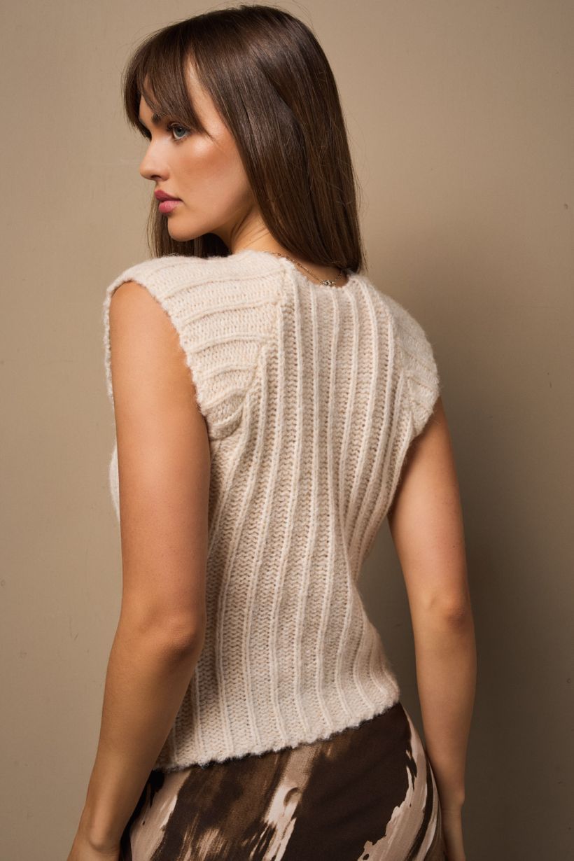 SLEEVELESS SWEATER TOP