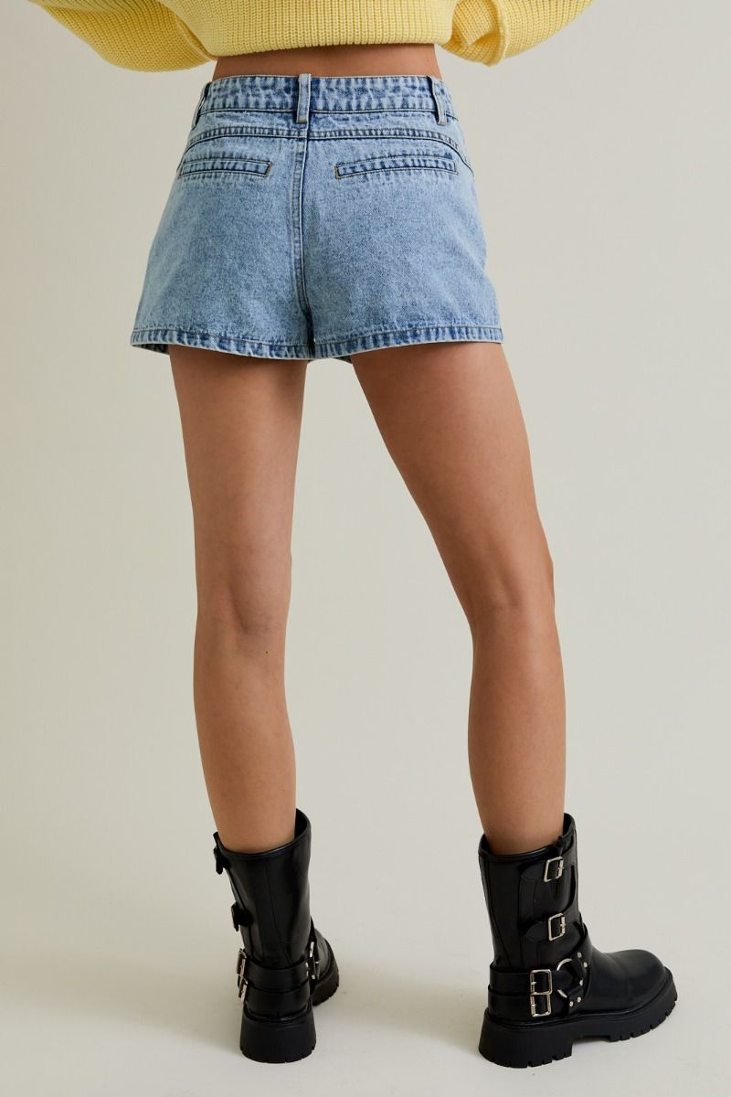 MID-RISE POCKET DETAIL SHORTS