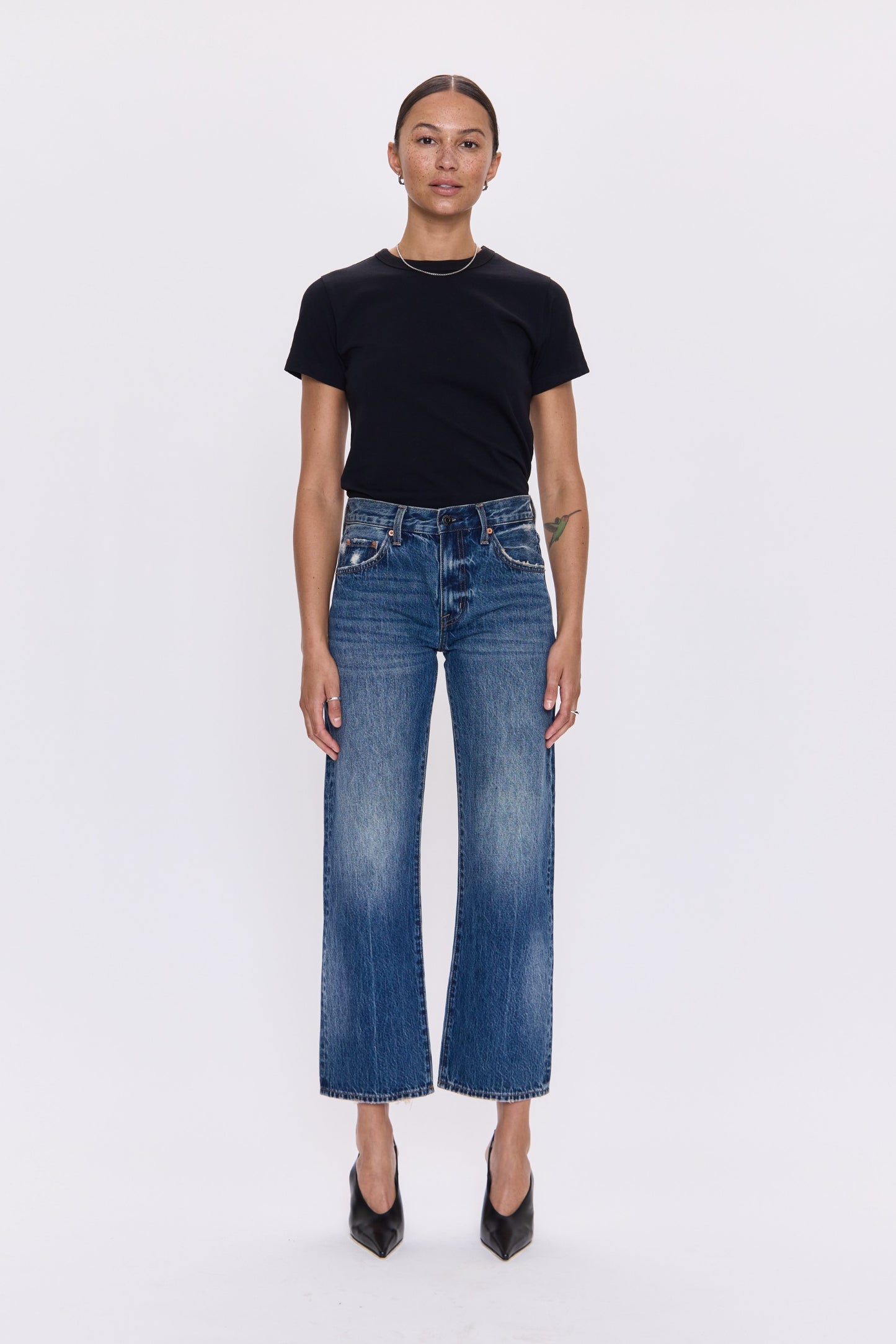 LEXI MID RISE BOWED STRAIGHT